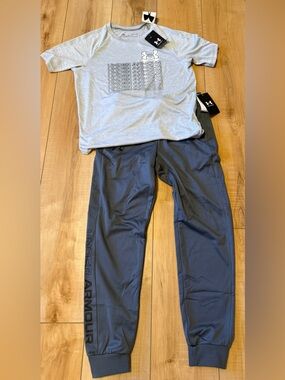 💙NWT Boys Under Armour Tech T shirt and joggers 
Size M